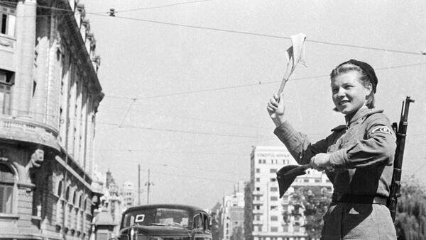 Una mujer soviética controla el tráfico en Bucarest - Sputnik Mundo