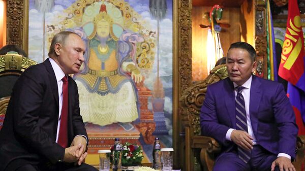 El presidente de Rusia, Vladímir Putin, con su homólogo de Mongolia, Khaltmaa Battulga - Sputnik Mundo