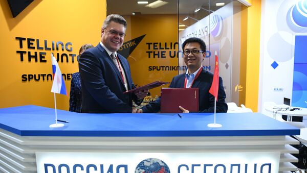 Vasili Pushkov, el responsable de cooperación internacional de Rossiya Segodnya, y Leo Lee, presidente de Huawei Consumer Business Group para Rusia y la región - Sputnik Mundo