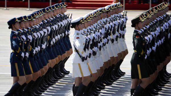 Soldados chinas durante un desfile militar - Sputnik Mundo