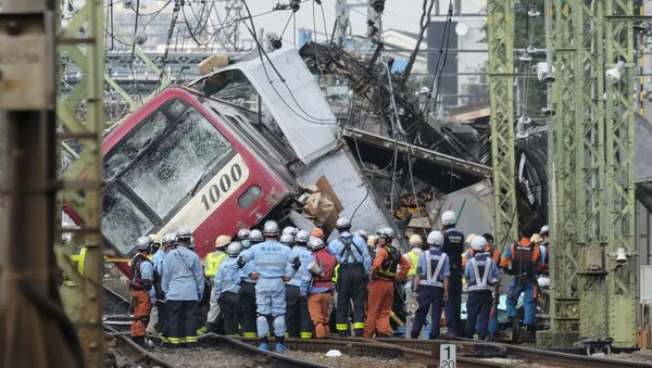 Colisión entre un tren y un camión en Japón - Sputnik Mundo