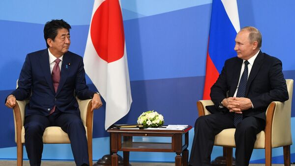 El primer ministro de Japón, Shinzo Abe, y el presidente de Rusia, Vladímir Putin  - Sputnik Mundo