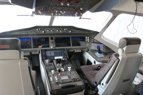 El interior de la cabina de pilotos del avión ruso-chino CR929 - Sputnik Mundo
