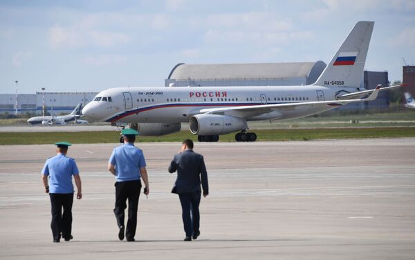 El avión Tu-204 aterrizó en Moscú con los prisioneros rusos liberados en el marco del intercambio de prisioneros entre Rusia y Ucrania - Sputnik Mundo