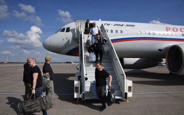 Los prisioneros rusos liberados arriban a Moscú - Sputnik Mundo