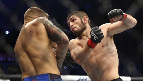 El luchador ruso de la UFC Khabib Nurmagomedov se enfrenta a su colega estadounidense Dustin Poirier en un cuadrilátero de los Emiratos Árabes Unidos  - Sputnik Mundo