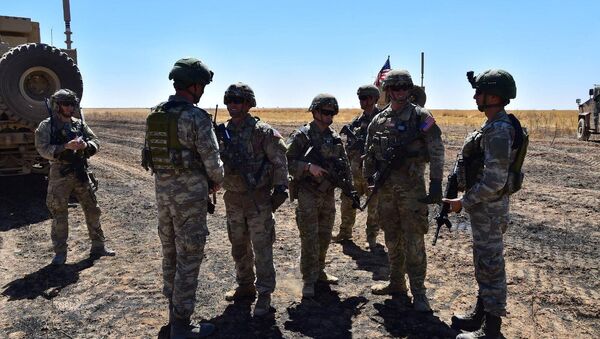 Militares turcos y estadounidenses en el primer patrullaje terreste de la zona de seguridad en Siria - Sputnik Mundo