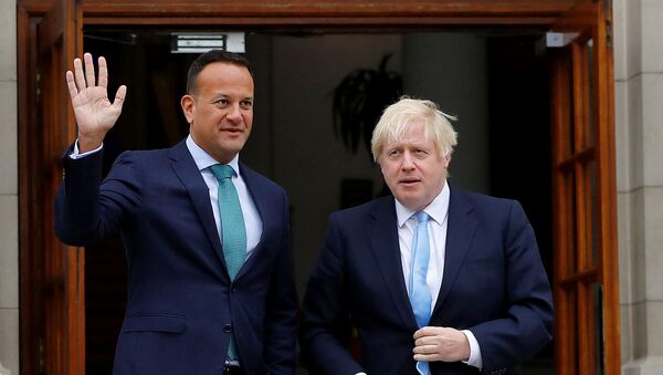 El primer ministro británico, Boris Johnson y su homólogo irlandés, Leo Varadkar - Sputnik Mundo