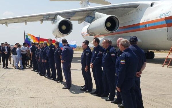 Evo Morales, presidente de Bolivia recibe a la tripulación del avión bombero ruso Il-76 - Sputnik Mundo