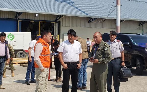 El presidente de Bolivia, Evo Morales junto al ministro de Defensa boliviano, Javier Zavaleta tras recibir al avión contraincendios ruso Il-76 - Sputnik Mundo