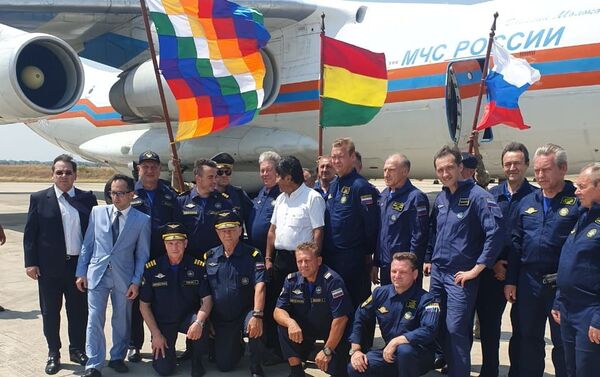 La tripulación del avión contraincendios ruso Il-76 junto al presidente de Bolivia, Evo Morales y el consul de la Embajada de Rusia en Bolivia, Yákov Fiódorov - Sputnik Mundo