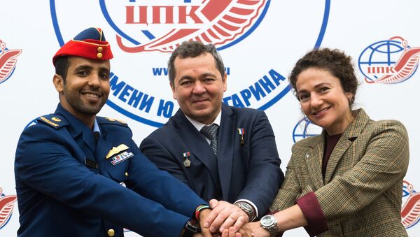 El astronauta emiratí Hazza Mansouri, el cosmonauta de Roscosmos Oleg Skripochka, y la astronauta de la NASA Jessica Meir - Sputnik Mundo