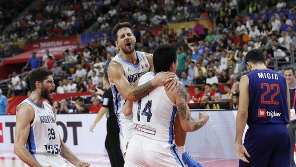 Los jugadores de baloncesto argentinos Gabriel Deck, Nicolas Laprovittola y Patricio Garino celebran la victoria ante Serbia - Sputnik Mundo