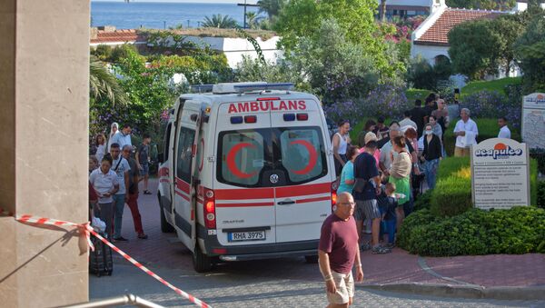 Ambulancia cerca de un arsenal que se explotó en el norte de Chipre - Sputnik Mundo