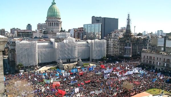 Manifestantes inundan Buenos Aires durante sesión sobre la ley de Emergencia Alimentaria - Sputnik Mundo