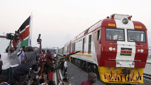 Un tren empieza a circular por el ferrocarril que une Mombasa con Nairobi  - Sputnik Mundo