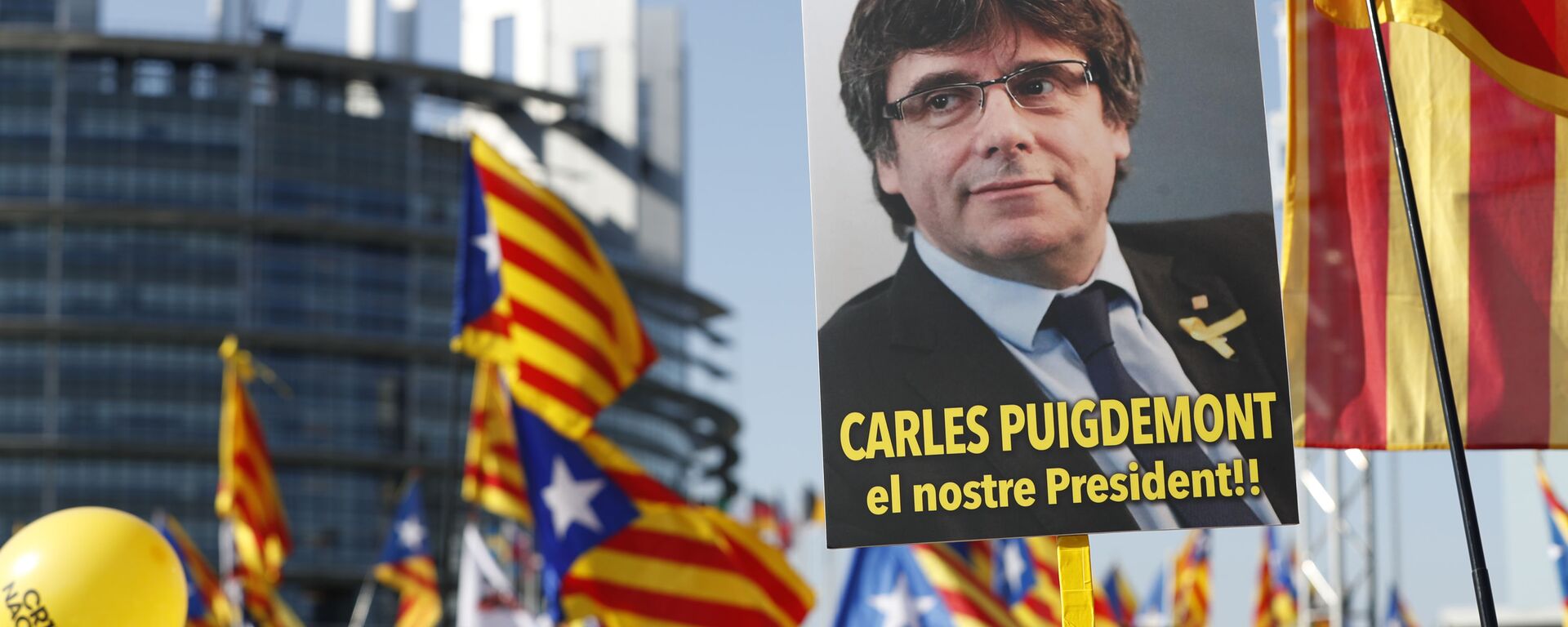 Marcha de protesta al frente del Parlamento Europeo (Estrasburgo, Francia) en contra de la persecución del líder independentista catalán, Carles Puigdemont, el 2 de julio de 2019 - Sputnik Mundo, 1920, 09.03.2021