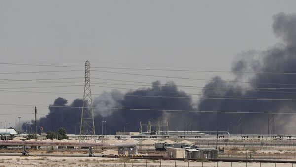 El humo en las refinerias saudíes Aramco tras el ataque con drones - Sputnik Mundo