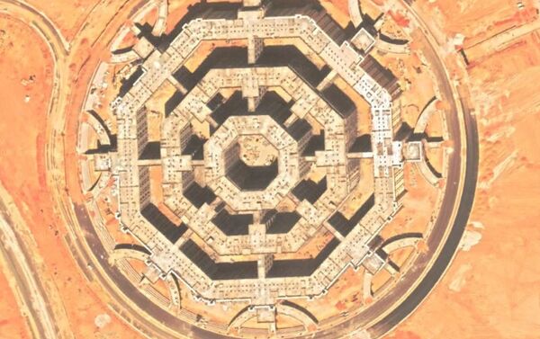 Una vista detallada de uno de los octágonos que muestra la distribución de los edificios en su interior - Sputnik Mundo