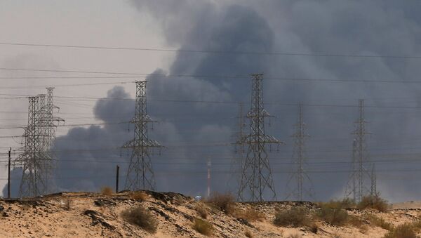 El humo en las refinerias saudíes Aramco tras el ataque con drones - Sputnik Mundo