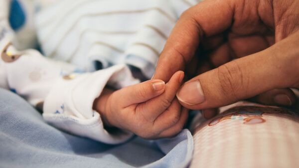 La mano de un bebé (imagen referencial) - Sputnik Mundo