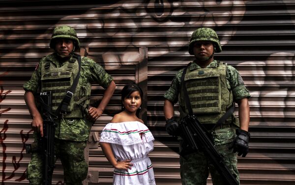 Elementos de las fuerzas armadas posan con una niña durante el desfile militar en la ciudad de México - Sputnik Mundo