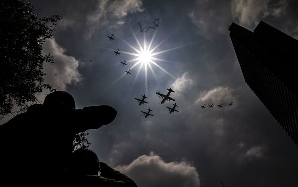 Asistentes observan el desfile de aeronaves de las Fuerzas Armadas Mexicanas - Sputnik Mundo