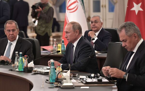 Delegación rusa, presidida por el presidente Vladímir Putin, en el encuentro tripartita en Ankara, el 16 de agosto de 2019 - Sputnik Mundo