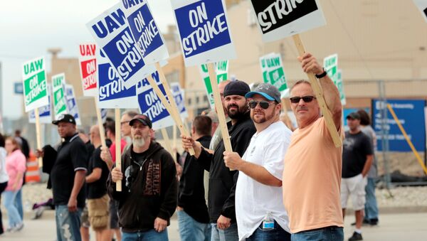 Miembros del sindicato United Auto Workers protestan contra General Motors - Sputnik Mundo