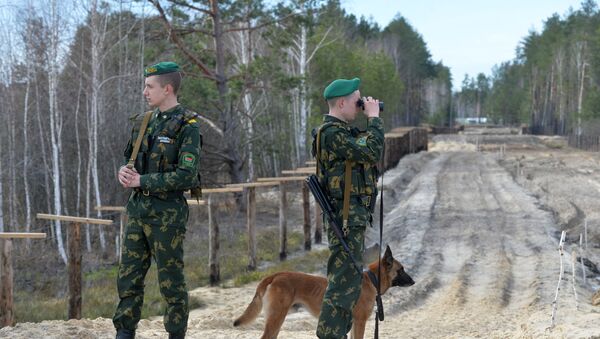 Agentes fronterizos bielorrusos en la frontera con Ucrania (archivo) - Sputnik Mundo