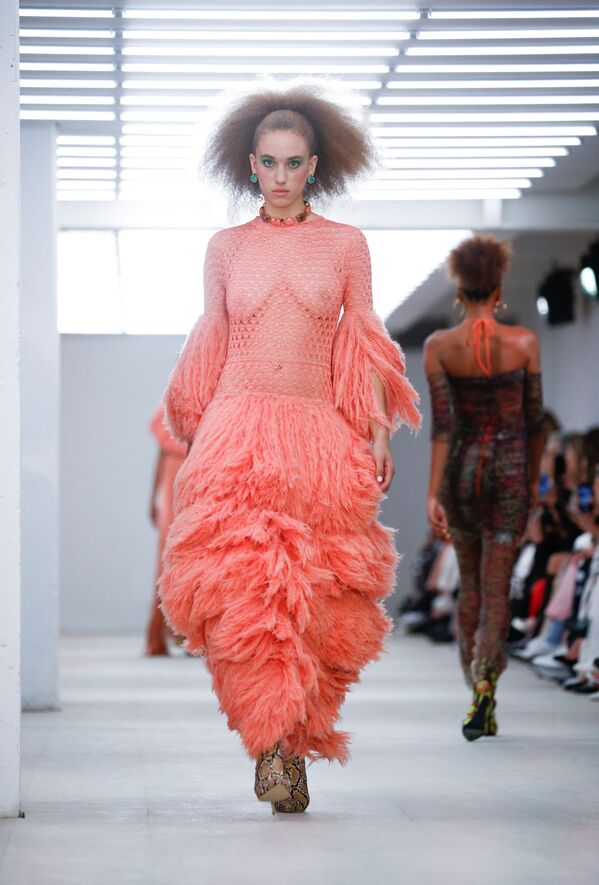 Extravagantes y semidesnudas: Campbell y otras modelos en la Semana de la Moda de Londres
 - Sputnik Mundo
