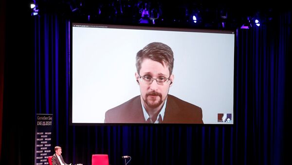 Edward Snowden habla sobre su libro 'Permanent Record' a traves de un vídeo  - Sputnik Mundo