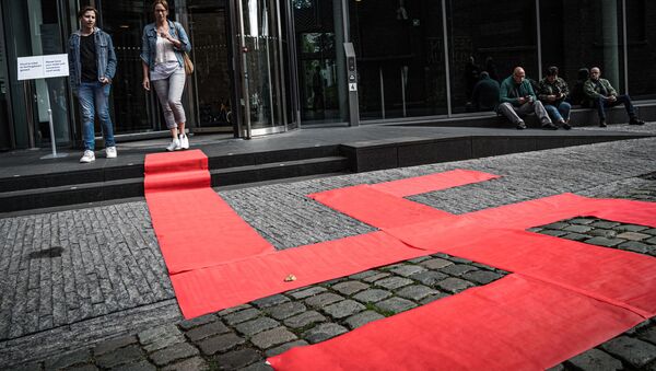 Esvástica formada con alfombras rojas por el artista Ralph Posset, durante la inauguración de la exibición 'Diseño del Tercer Reich', en el Museo de Diseño Den Bosch (Países Bajos) - Sputnik Mundo