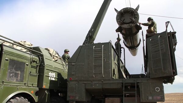Los temibles Iskander-M rusos ocupan posiciones de lanzamiento de misiles - Sputnik Mundo