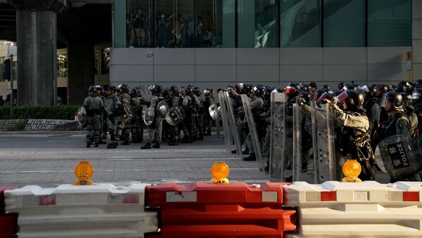 Policía de Hong Kong durante las protestas - Sputnik Mundo