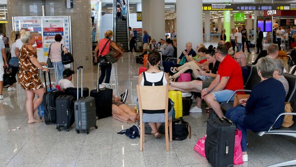 Turistas varados en el aeropuerto de Mallorca por la quiebra de Thomas Cook - Sputnik Mundo