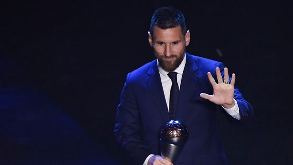 El futbolista argentino Lionel Messi recibiento el precio 'The Best' - Sputnik Mundo