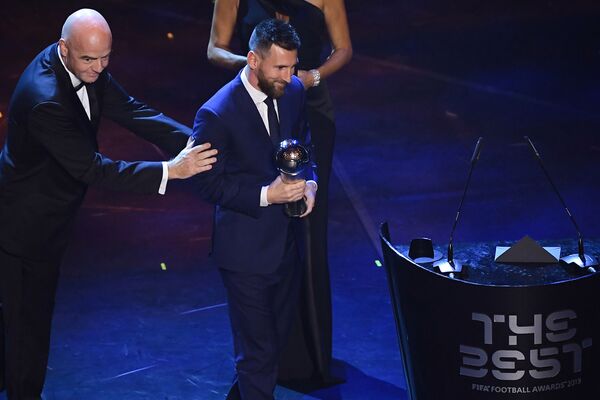 Футболист Лионель Месси с трофеем на церемонии вручения наград ФИФА  в Италии  - Sputnik Mundo