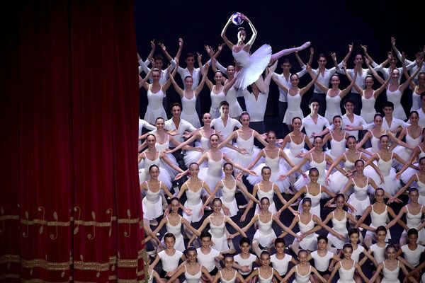 Выступление балетных танцоров на церемонии вручения наград ФИФА  в Италии  - Sputnik Mundo