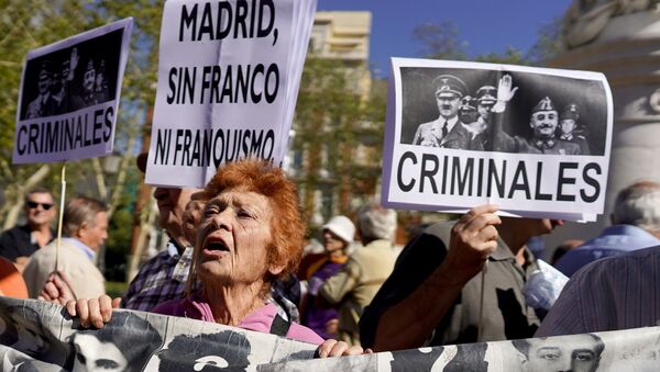 Protestas tras la decisión del Gobierno de España de exhumar los restos de Francisco Franco - Sputnik Mundo