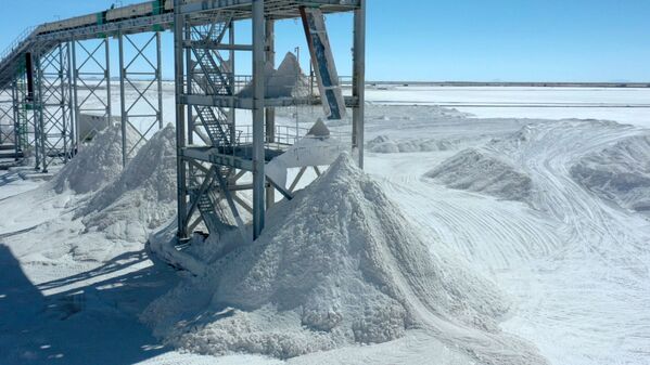 Paisajes cósmicos: así es la explotación de litio en el desierto de sal de Uyuni

 - Sputnik Mundo