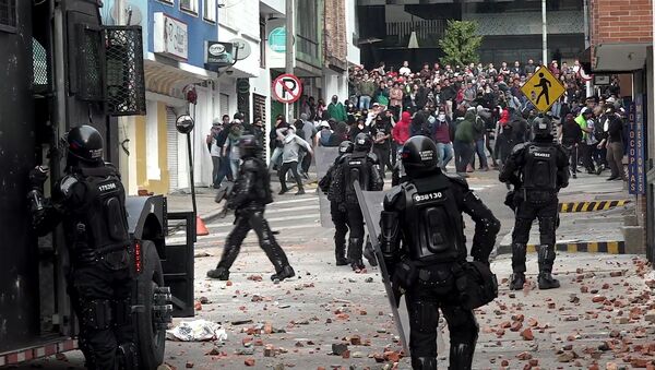 La Polícia y los estudiantes se enfrentan en protestas en Colombia - Sputnik Mundo