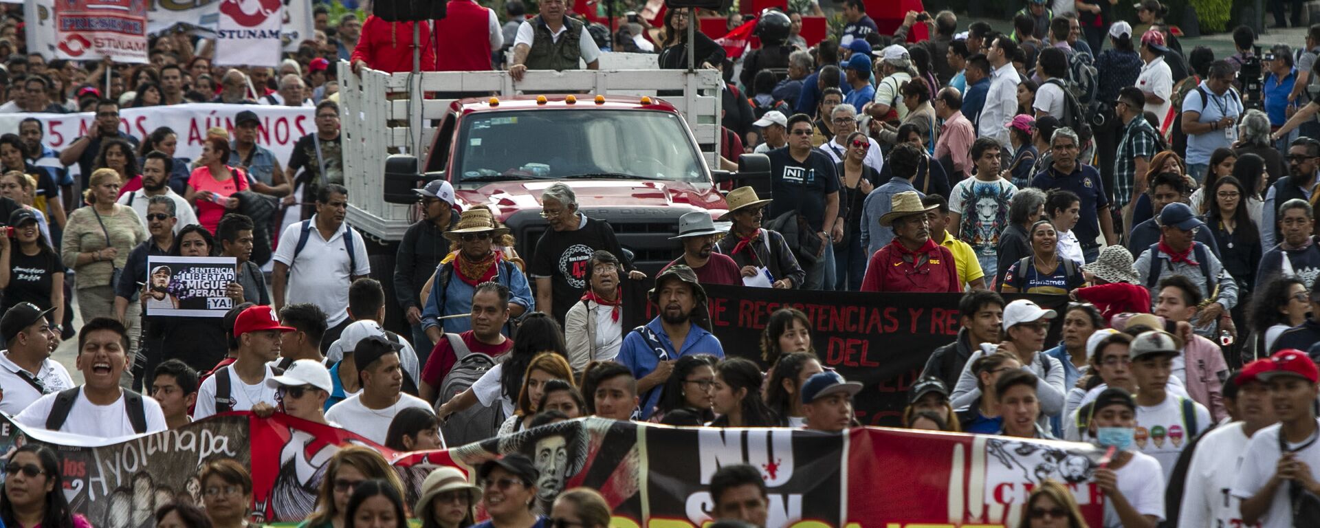 Asistentes a la manifestación en ciudad de México por los cinco años de la desaparición forzada de los 43 estudiantes de la normal rural de Ayotzinapa en el anti-monumento que recuerdo este crimen.  - Sputnik Mundo, 1920, 16.06.2021