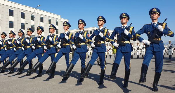 Военнослужащие армии Китая на репетиции парада в честь 70-летия образования КНР - Sputnik Mundo