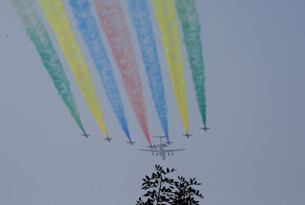 Самолеты во время репетиции парада в честь 70-летия образования КНР - Sputnik Mundo