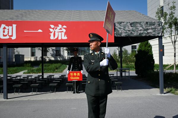 Китайский военный на репетиции парада к 70-летию КНР - Sputnik Mundo