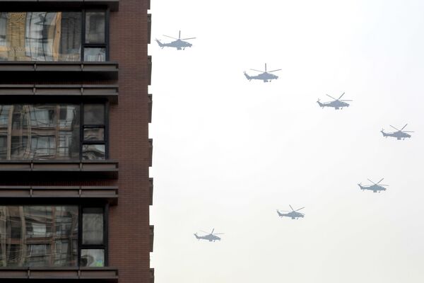 Китайские военные вертолеты во время репетиции парада к 70-летию КНР - Sputnik Mundo