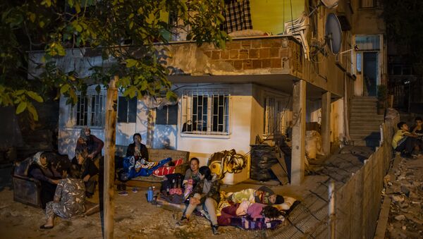 Personas evacuadas tras el terremoto en Estambul - Sputnik Mundo