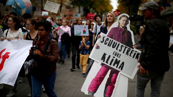 Un cartel de Greta Thunberg, la activista sueca - Sputnik Mundo