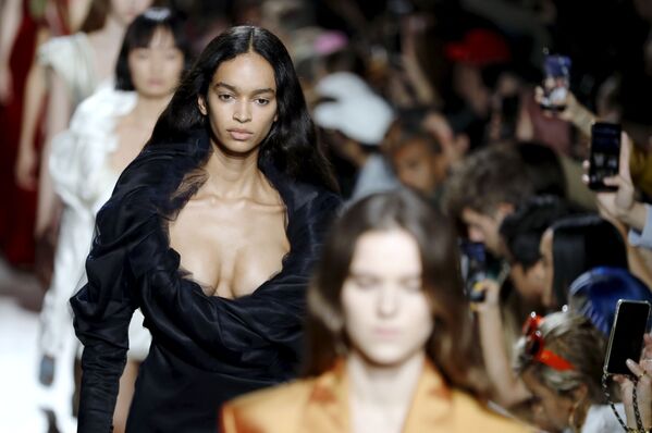 Paris Fashion Week: los mejores 'looks' de la primavera-verano 2020 - Sputnik Mundo